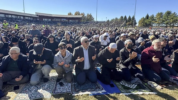 Elebaşı Gülen için New Jersey eyaletinde Skyland Stadyumu’nda tören düzenlendi. Sonrasında çiftlik arazisine gömülen Gülen’in cenazesinde ilginç görüntüler kameralara yansıdı.