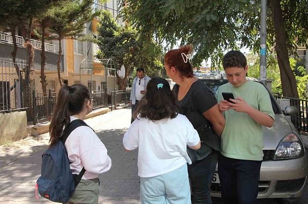 "Yıkım neredeyse 6 şiddetinde deprem etkisi oluşturdu'' diyen veli Turan Yıldırım, sözlerine öyle devam etti: Hemen aşağı dersliğe koştum çocukların yanına. 2 katın duvarları patlamıştı. Ufak yaralanmalar oldu, hastaneye kaldırılan oldu. Çocukların hepsi inanılmaz derecede korktu. Çocuklar derslikteyken oldu. Bütün çocuklar deprem oldu zannetti, aşağı koşturdu. 08.45'te zabıta gelmiş durdurmuş yıkımı ama ona rağmen devam etmişler. Netice de bu maalesef."