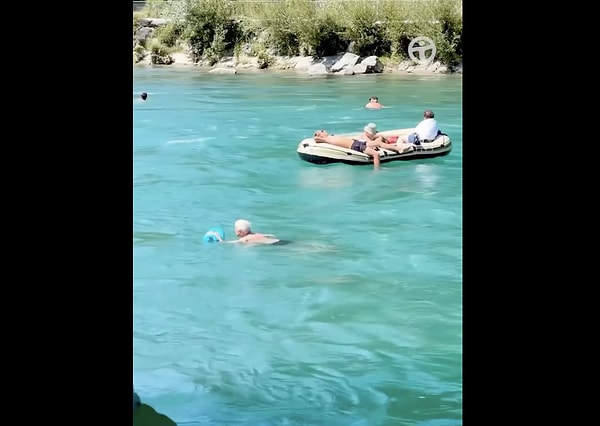 İnsanların hem serinlediği hem de keyifli bir yolculuk yaptığı o anlar, özellikle her gün metrobüs kullananları biraz kıskandırdı.