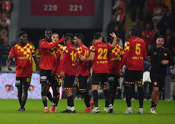 Son sözü 90+1'de Tijanic söyledi. Göztepe evinde 65 dakika on kişi oynadığı maçta Trabzonspor'u 2-1 mağlup etti.