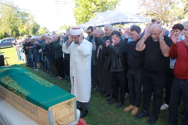 Üç çocuk babası Arslan Bayraktar öğle namazına müteakip evlerinin önünde kılınan cenaze namazının ardından toprağa verildi.