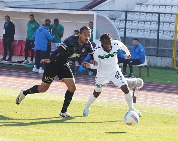 1. Lig’in 10. hafta karşılaşmasında Bandırmaspor, 17 Eylül Stadı’nda Sakaryaspor’u 3-2 yenerek galibiyete ulaştı. Sakaryaspor cephesinde hakeme tepki vardı.