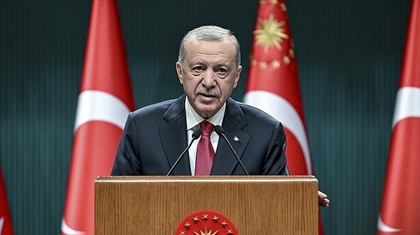 Erdoğan şöyle devam etti: "Kandan beslenen terör baronlarının kendine yeni efendiler aradığı ortada. Terör baronları Türk siyasetini dizayn edemeyecekler. Bu alçak saldırıyla verilmek istenen mesajları buruşturup çöpe attık."