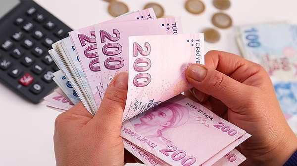 Milyonlarca çalışan 2025 Ocak ayında yapılacak asgari ücret zammını bekliyor. Merkez Bankası Başkanı Fatih Karahan'ın ABD'de yatırımcılara asgari ücrete yüzde 25 sinyali maaşları yüksek oranda şekillendirdi.