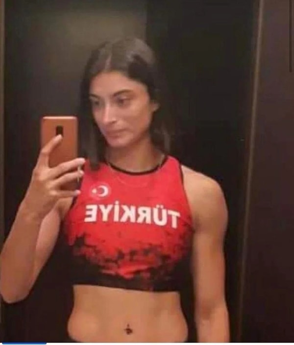 Özel bir spor salonunda fitness eğitmenliği yapan 32 yaşındaki Selene Durna'nın hayatına son verdiğini düşünen polis, olayla ilgili inceleme başlattı.