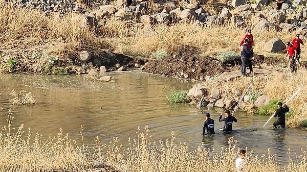 Narin’in tutuklu amcası daha sonra JASAT görevlisini aradı ve ‘üfürükçü’de M.G’nin sayıkladığı adresi söyledi. Personel söz konusu adrese yönelirken arama çalışmalarında bir şey çıkmadı.  Uzmanlar amcanın jandarmayı yanıltmak için böyle bir plana başvurduğu ihtimali üzerinde duruyor.