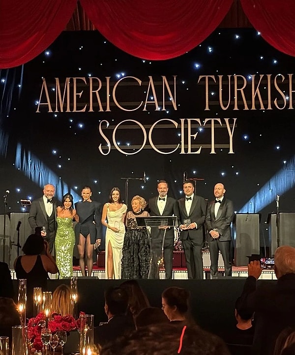 Dün gece New York'ta düzenlenen Amerikan Türk Cemiyeti galasına Halit Ergenç, Serenay Sarıkaya ve Hande Erçel ile sektörün önde gelen yapımcıları Kerem Çatay ve Timur Savcı katıldı.