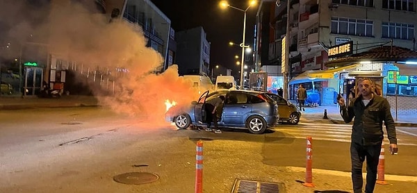 Olay, Kıbrıs Şehitleri Caddesi'nde meydana geldi. Seyir halindeki otomobil bir anda alev aldı.