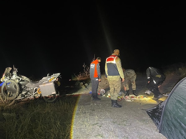 Motosikletiyle geldiği 2 bin 250 rakımlı krater gölü yakınlarında kamp kuran İngiliz turistin başına gelmeyen kalmadı. Christopher Lomas Adams, ayıların saldırısına uğradı.