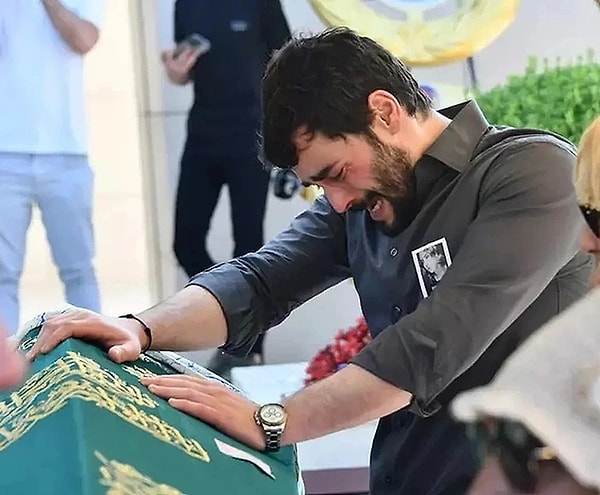 Hercai dizisinde canlandırdığı 'Miran' karakteri ile hafızalara kazınan Akın Akınözü, bir süredir kanser tedavisi gören anneciği Özlem Akınözü'nü 21 Temmuz'da kaybetmişti.