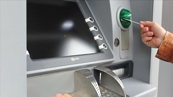 Yeni düzenlemeyle bankalar ATM’lerde günlük para çekme limitini yükseltti. Acil nakit ihtiyacı olan pek çok vatandaş sıklıkla ATM’lerin günde en fazla ne kadar para verdiği sorusunu araştırıyor.