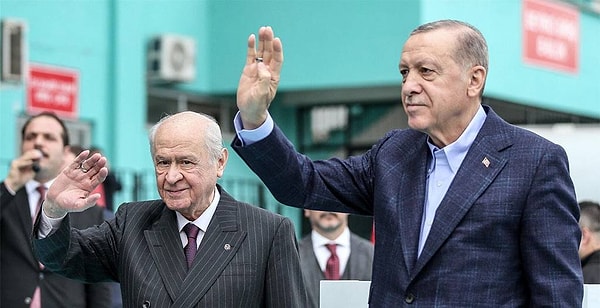 "Devlet Bey'e bugün bir kez daha şükranlarımı sunuyorum. Çağrısı tarihi bir fırsat. Devlet Bey,  milliyetçiliğin ne anlama geldiğini en saf şekilde ifade etmiş, cesur çıkışlarıyla tarihe istikamet çizmiştir.  Bu süreçte ayrıca CHP Genel Başkanı Özgür Özel'i tutumu nedeniyle tebrik ederim. Doğru yerde yer alacağına yürekten inanmak istiyorum."