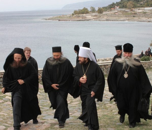 Bu yüzden Aynoroz, Meryem Ana’nın bahçesi kabul ediliyor ve ona atfen, sadece onun kadın olarak temsil edildiği bir alan olarak kalması isteniyor.