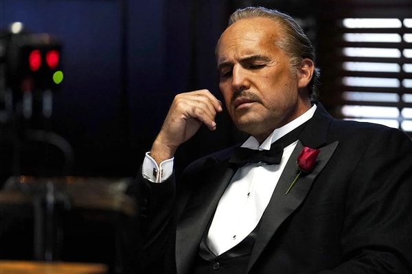 Yönetmenliğini Bill Fishman'ın üstlendiği filmden ilk kare ise sosyal medyada yayıldı. Billy Zane'in The Godfather'daki Don Vito Corleone'ye benzerliği görenleri yine ve yine hayret ettirdi.