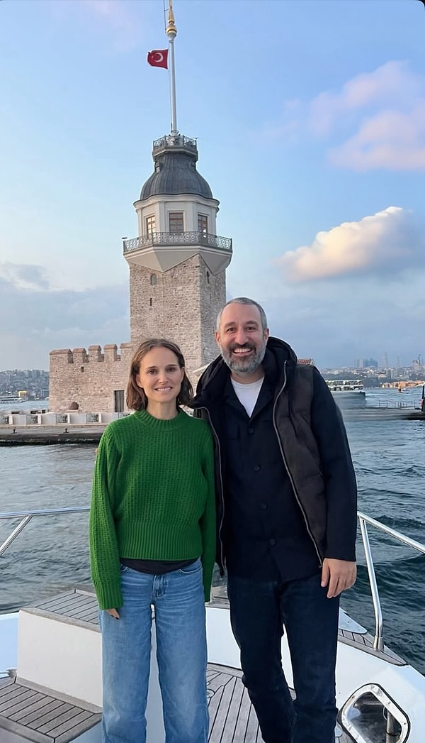 Oscarlı oyuncu İstanbul ziyaretiyle Türk hayranlarını heyecanlandırdı! Natalie Portman Kız Kulesi'nin önünde turist pozu verdi.