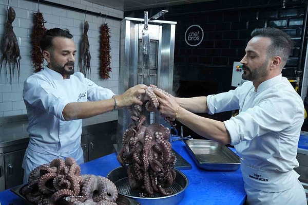 Ankara’da deniz mahsulleri restoranı sahibi Faruk ve Mehmet Gezen kardeşler, menülerine ahtapot dönerini ekledi.