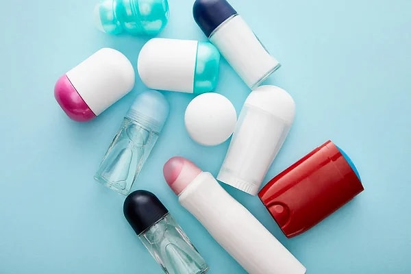 Deodorantlar ise işte bu kokuları baskılamak için özel olarak tasarlanmıştır. Kimi deodorantlar, bu kokuları yok etmek adına bakterileri öldüren bileşenler içerirken kimileri ise kokuyu maskelemeyi amaçlar.