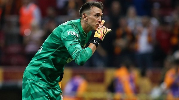 2011 yılında İtalya'nın Lazio takımından transfer edilen Fernando Muslera'nın geleceği büyük bir merak konusuydu. Milliyet'in yaptığı haberde, 13 yıldır Galatasaray'ın kalesini koruyan Fernando Muslera'nın bu sezonun sonunda kariyerini sonlandırma kararı aldığı belirtildi.