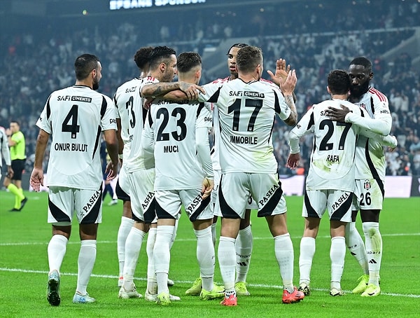 Beşiktaş, 1-0 öne geçtiği maçta skoru koruyamadı ve evinde Kasımpaşa'ya 3-1 mağlup oldu. Mağlubiyetin ardından sosyal medyada da tepkiler artmaya başladı.