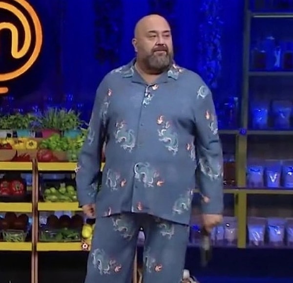 MasterChef'in ünlü jüri üyesi Somer Sivrioğlu'nun pijamadan hallice kombini sosyal medya kullanıcılarının diline fena düştü.