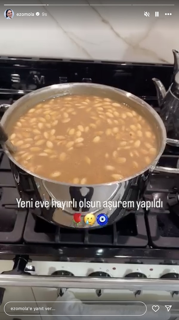 Ezgi Mola, yeni evi için "hayırlı olsun" aşuresi pişirdi.