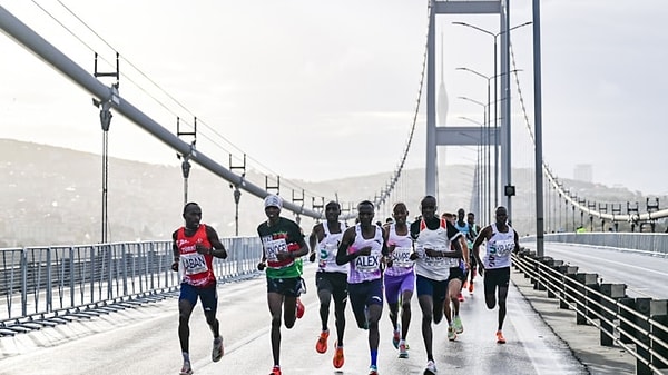 Tarihi maratonun startı, saat 09.00'da Anadolu yakasında 15 Temmuz Şehitler Köprüsü gişelerinin yaklaşık 250 metre öncesinden verildi.