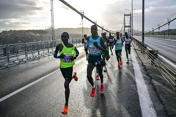 "Dünyanın kıtalararası koşulan tek maratonu" ünvanını taşıyan maraton, 46. kez gerçekleştirildi. 42 kilometrelik maratonda elit erkekler kategorisinde Etiyopyalı Dejene Debela ipi önde göğüsledi. Debela, yarışı 2.11.40'lık dereceyle tamamladı.