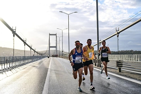 46. İstanbul Maratonu'nda erkekler ve kadınlarda birinci olanlara 45'er bin dolar para ödülü verilecek. Türklerde ise maratonu birinci bitirenler 50'şer bin lira, ikinciler 40'ar bin lira, üçüncüler de 30'ar bin lira ödülün sahibi olacak.