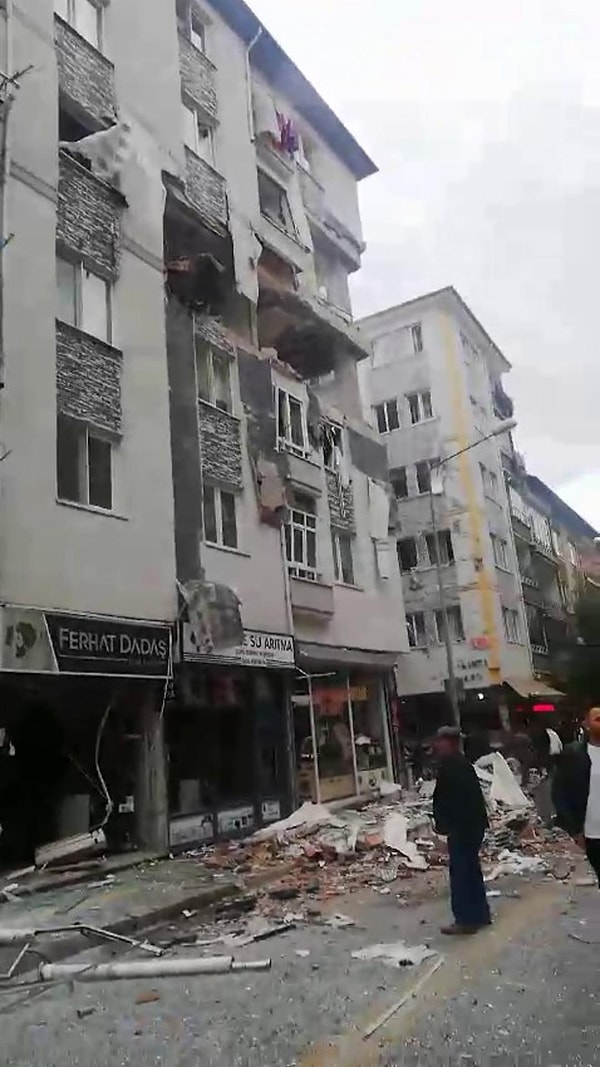 ÇorumÇorum Ulukavak Mahallesi Osmancık Caddesi’ndeki 6 katlı Hilal Apartmanı’nda saat 14.30 civarında bir patlama meydana geldi.