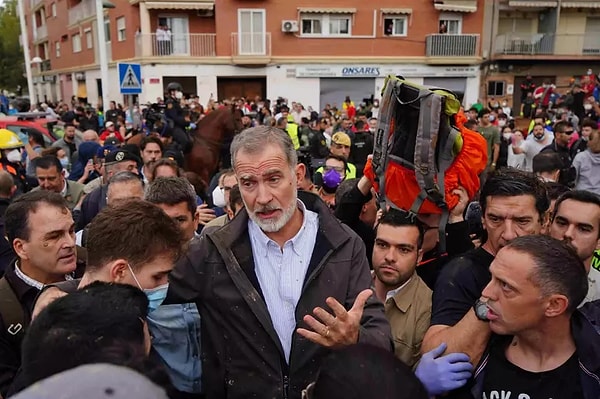 Halk çaresizce yetersiz çalışmaların sonucunu beklerken bugün ilginç de bir protesto gerçekleşti. Düzenlenen bir protesto sırasında, bazı vatandaşların İspanya Kralı 6. Felipe ve eşi Kraliçe Letizia’ya çamur fırlatarak "Katiller" diye bağırması dikkat çekti.