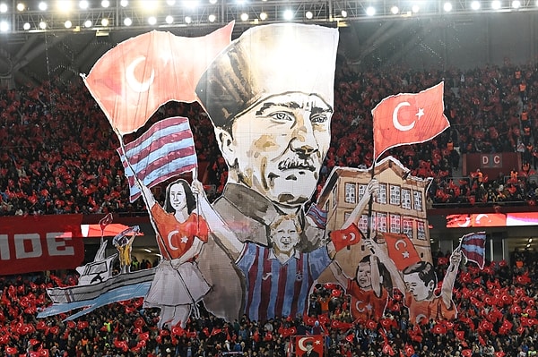 Trabzonspor'un maç öncesinde yaptığı koreografi büyük beğeni topladı.