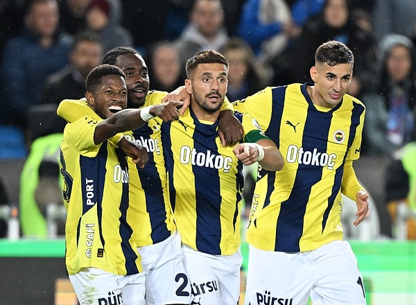 Fenerbahçe deplasmanda Trabzonspor'u 3-2 yenerken, Mourinho'nun hedefinde maçın VAR hakemi Atilla Karaoğlan ve "sistem" vardı.