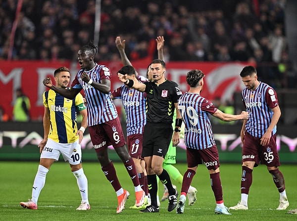 Fenerbahçe deplasmanda Trabzonspor'u 3-2 yenerken hakeme iki taraftan da tepkiler vardı. Bu tepkilere diğer takım taraftarları da eklendi.