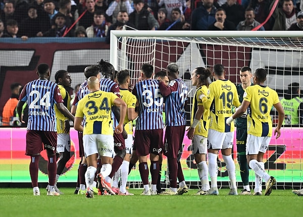 Trabzonspor-Fenerbahçe maçına hakem Oğuzhan Çakır ve VAR hakemi Atilla Karaoğlan damgasını vurdu.