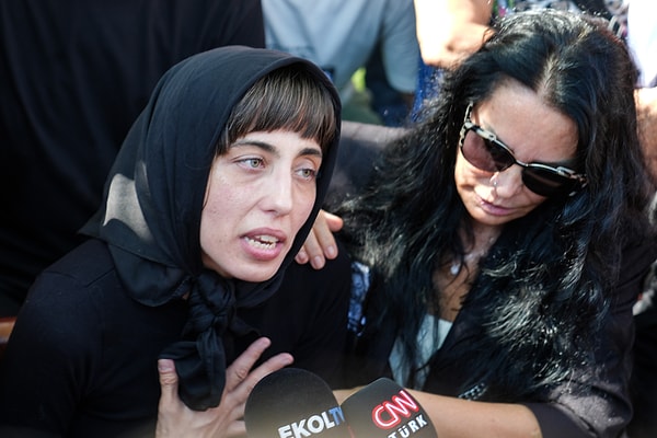 Yaşadıkları zorlu süreçleri kelimelere dökmekte zorlanan Anjelik, vefasızlıktan yakınmış, "Annemin yanında sadece ben ve Allah vardı" açıklamasında bulunmuştu.