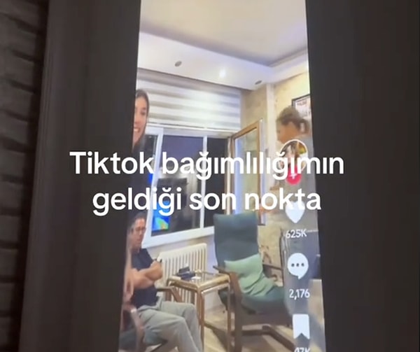 Yatağının üzerine uzanarak tavandan TikTok izlediği anları kayda alan genç videoya "TikTok bağımlılığımın geldiği son nokta." notunu düştü.