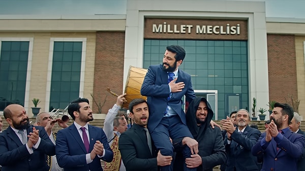 Röportaj Adam adıyla tanıdığımız Mahsun Karaca'nın 'İllegal Hayatlar: Meclis' filmi 1 Kasım Cuma günü vizyona girdi.