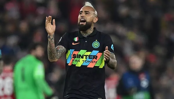 Ajansspor'un derlediği habere göre Teletrece'deki habere göre, Colo-Colo orta saha oyuncusu Arturo Vidal ve arkadaşlarının, kulüpten Lucas Cepeda ve Vicente Pizarro'nun doğum gününü başkentteki Mia gece kulübünde dört kadınla birlikte kutladığı belirtildi.