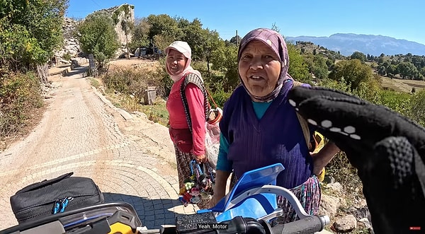 Motosikletiyle Türkiye'yi gezen ünlü Hollandalı gezgin Itchy Boots'un teyzelerle yaptığı tatlı sohbet sosyal medyada gündem oldu.