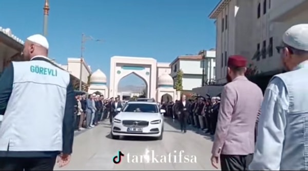 Aracın geçici olarak kullanılıp kullanılmadığı bilinmezken; 3 milyondan 5 milyona kadar değişen fiyat aralığıyla Volvo S90, şeyhin kullandığı en ucuz araba oldu.