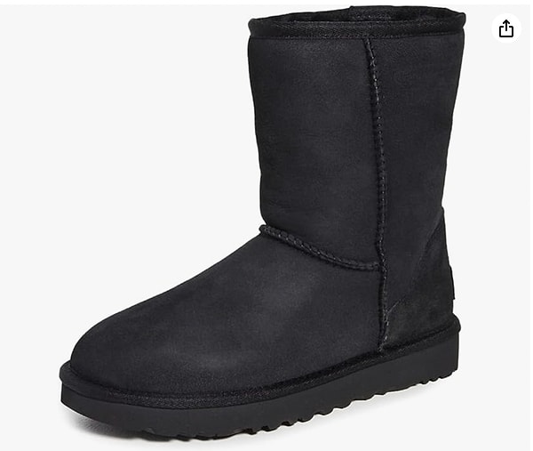 UGG Classic Short II, ikonik siluetiyle yıllardır modanın zirvesinde. Her kombine uyum sağlayan bu bot, stil sahibi bir duruş arayanlara hitap ediyor.