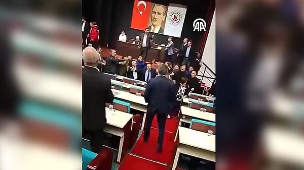 Kağıthane Belediye Meclisi’nin toplantısında kayyum atamaları, CHP ve DEM Partili üyeler tarafından protesto edildi. AK Parti ve MHP’li üyelerin tepki gösterdiği protesto sırasında yaşanan arbedede 2 üye yaralandı. MHP’li bir meclis üyesinin, “Öcalan Meclis’e gelecek, Türk’ün gücünü görecek” diye slogan attığı da kameralara yansıdı.