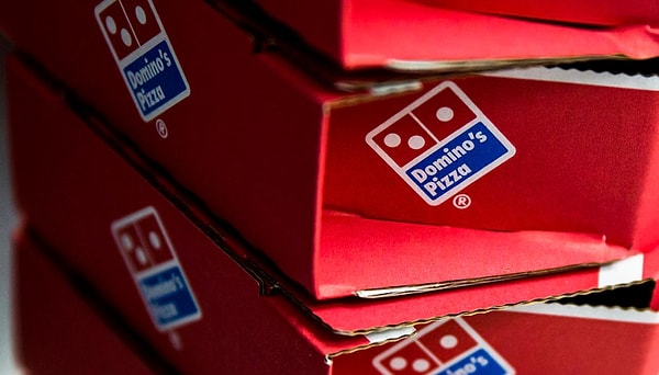 Şart ise oldukça cesurcaydı: Domino’s logosunu dövme yaptıran kişiler, tam 100 yıl boyunca her yıl 100 adet bedava pizza kazanacaktı.