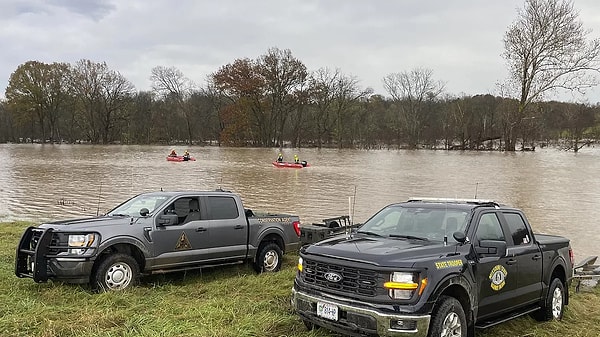 Missouri'nin Wright County bölgesinde, 70 yaşındaki bir adam ve 73 yaşındaki bir kadın sel sularının sürüklediği bir araçta yaşamlarını yitirdi.