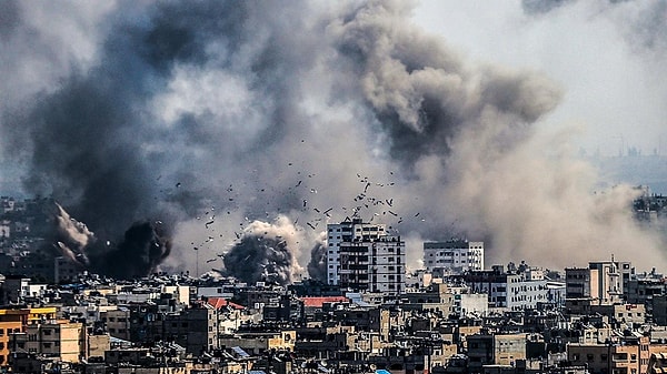 İsrail'in 7 Ekim'den bu yana Filistin'e düzenlediği saldırılarda yaklaşık 17 bin 210'u çocuk, 43 bin 341 Filistinli öldü. İsrail bu süreçte, Lübnan ve Suriye'yi de bombaladı.