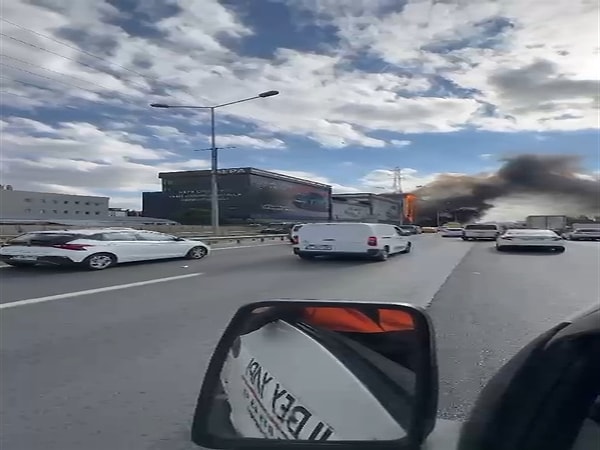 Okulun dış cephesinden kopan parçaların yola düşmesi nedeniyle Basın Ekspres Yolu TEM istikametinde trafik kontrollü şekilde sağlanıyor.