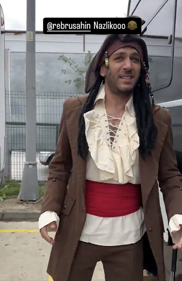 Ancak görünen o ki dizinin setinde o dramatiklikten pek de eser yok! Dizinin setinde Murat Yıldırım'ın Karayip Korsanları film serisinin meşhur karakteri Kaptan Jack Sparrow'un kostümünü giydiği anlar görüntülendi.