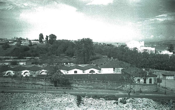 Bu süreç tarihin derinliklerine gömülen bir değişimin habercisiydi. 1930’lar İstanbul’da büyük bir dönüşüm dönemini işaret ediyordu. Yavaş yavaş şehre modern bir yüz kazandırılmaya başlandı.