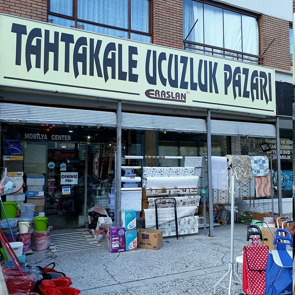 Tahtakale tarihi boyunca genellikle alışverişin kalbi olan çeşitli ürünlerin satıldığı bölgeler olarak biliniyordu. İşte bu kültür günümüzde de ucuzluk mağazalarının yoğun olarak bulunduğu mekanlarla özdeşleşti.