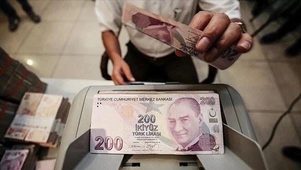 F.T. ve A.Ü. isimli iki kişi Kayseri'de bir AVM'den sahte 200 liralık banknotla şeker ve su aldılar. Söz konusu durum ise ihbar sonrası davaya dönüştü.